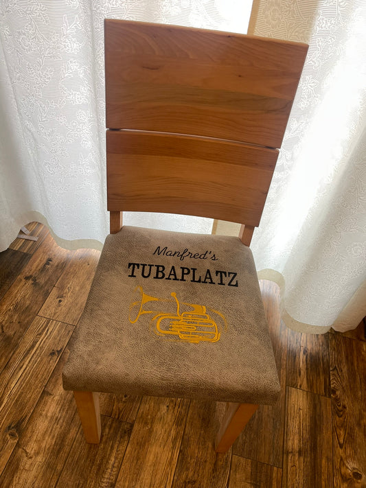Massivholzstuhl mit individueller Bestickung