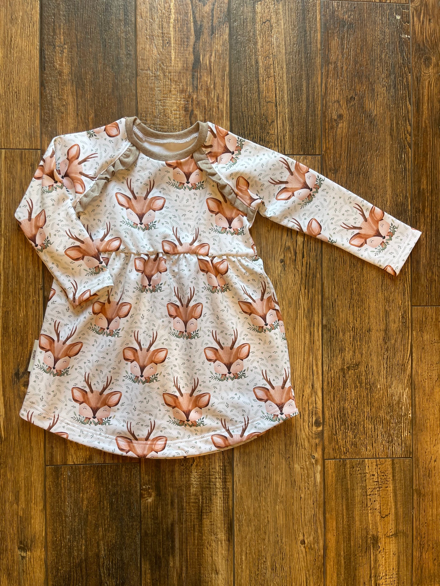 Ruffled Reglan Kleid