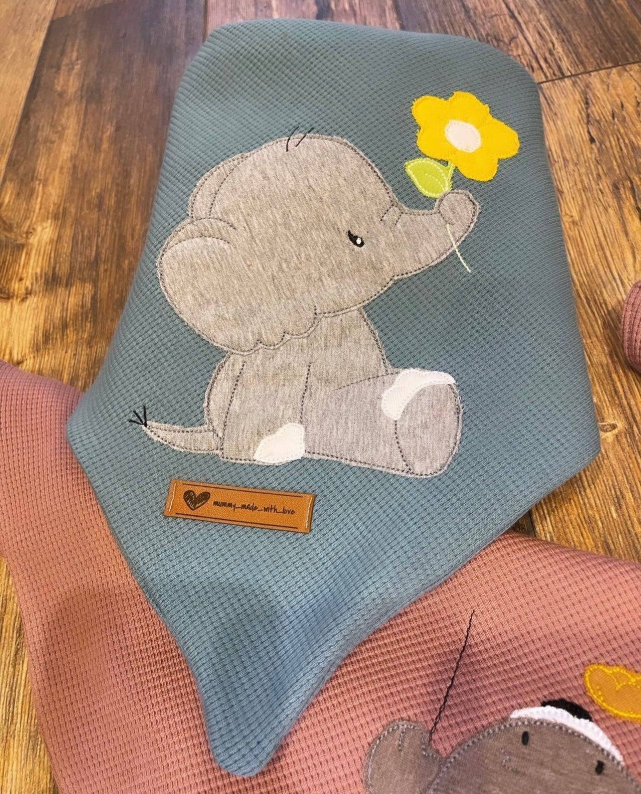 Stickbild Elefant mit Blume